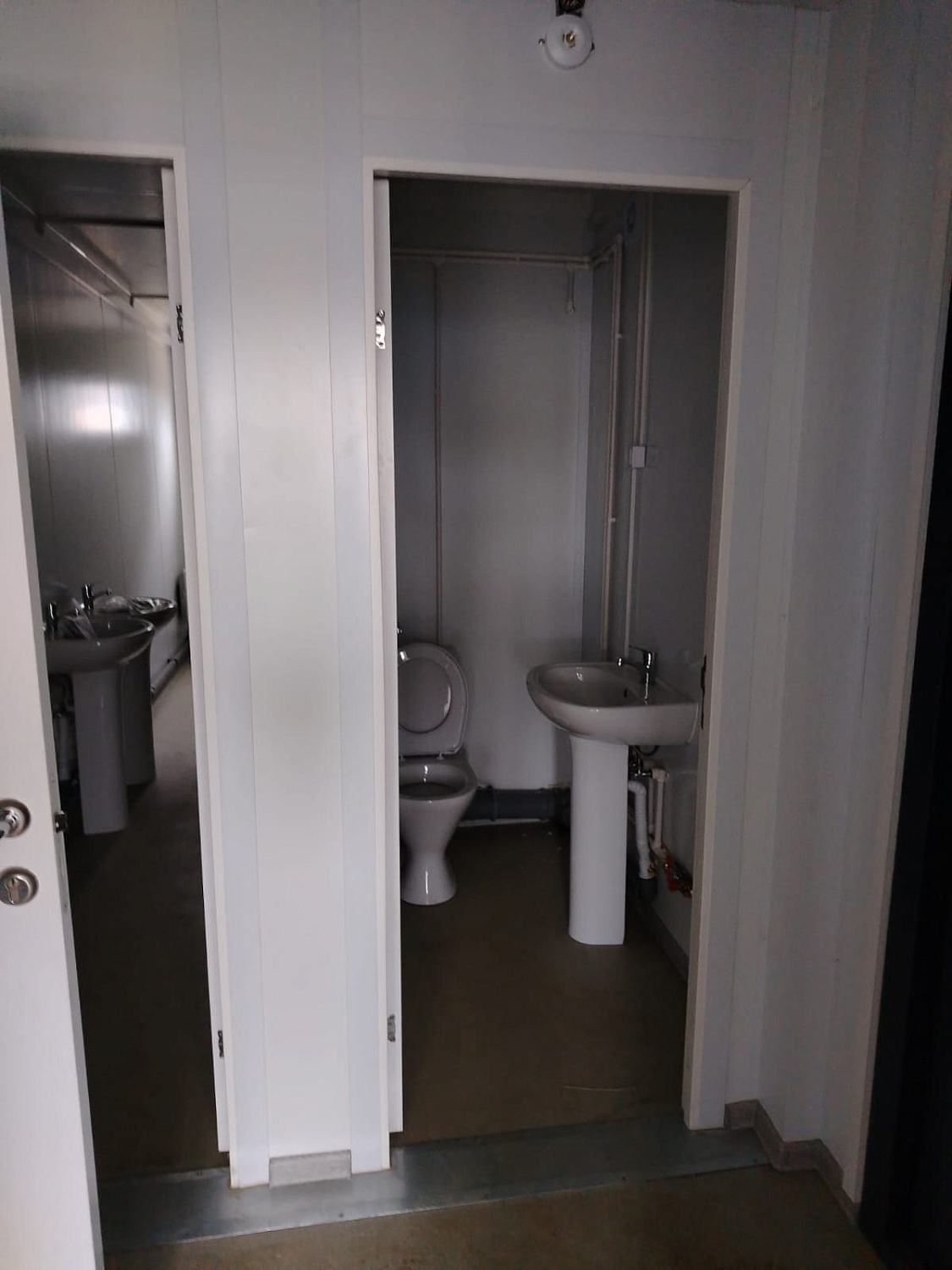 Комплекс из двух модульных офисов без общей кровли